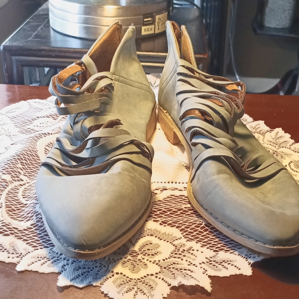 MONTANA SKY- WOMENS BOOTIE SHOES, SIZE 7, LIGHT GREEN SUEDE